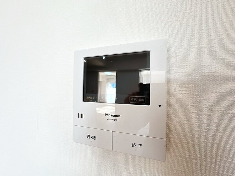 設備 来訪者と通話ができ、モニターで姿が確かめられるインターホンを採用。暮らしの安心感を一層高めます。