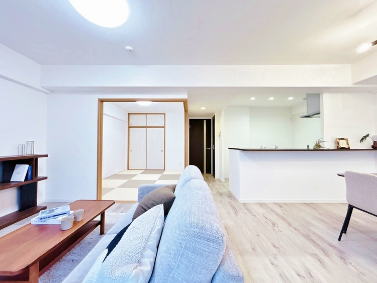 居間 忙しく過ぎゆく日常を置き去るほど、ゆったりした時間が流れるリビング。