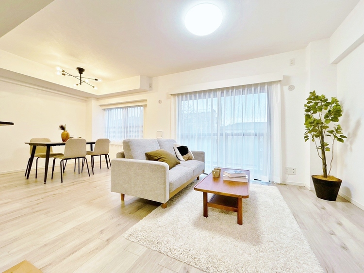 居間 飾り過ぎないシンプルな内装と偏り過ぎないデザインで統一しました。