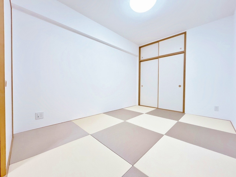 寝室 木の温もりを感じながら、落ち着く和室でくつろぎください。