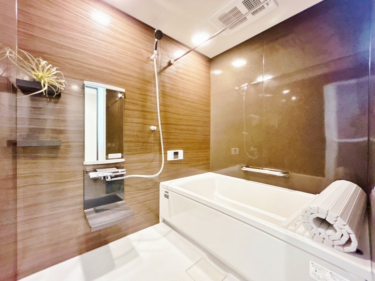 風呂 一日の疲れを癒すバスルームは、心地よいリラックスを叶える清潔感溢れる空間です。