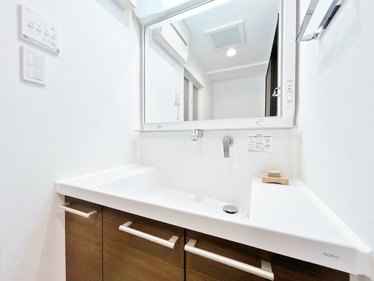 洗面 何かと物が増える場所だからこそ、スッキリと見映えの良い空間に。