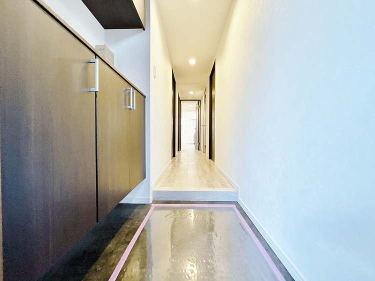 設備 シューズボックスを完備した玄関です。