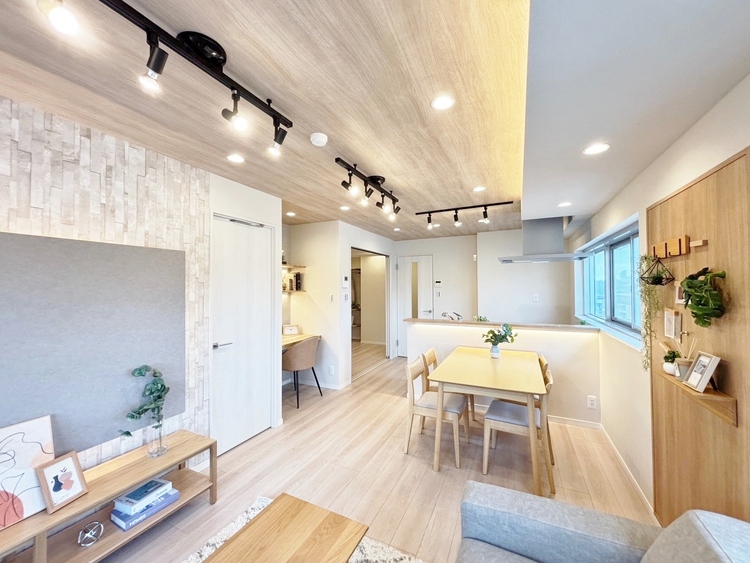 居間 忙しく過ぎゆく日常を置き去るほど、ゆったりした時間が流れるリビング。