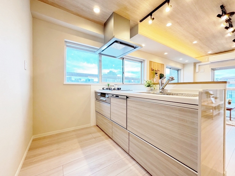 キッチン スマートな意匠と充実の機能を備えたキッチンが、暮らしにおいしい彩りを添えます。