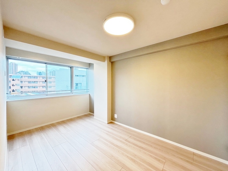 寝室 ベッドも十分に設置するスペースがあります。