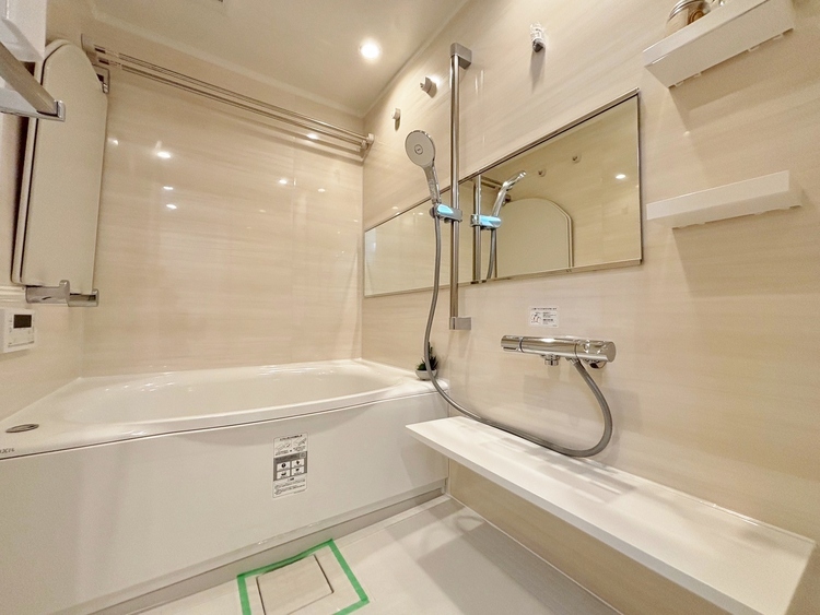 風呂 一日の疲れを癒すバスルームは、心地よいリラックスを叶える清潔感溢れる空間です。