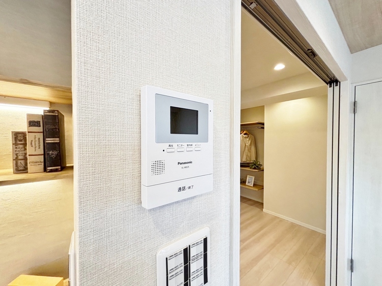 設備 来訪者と通話ができ、モニターで姿が確かめられるインターホンを採用。暮らしの安心感を一層高めます。