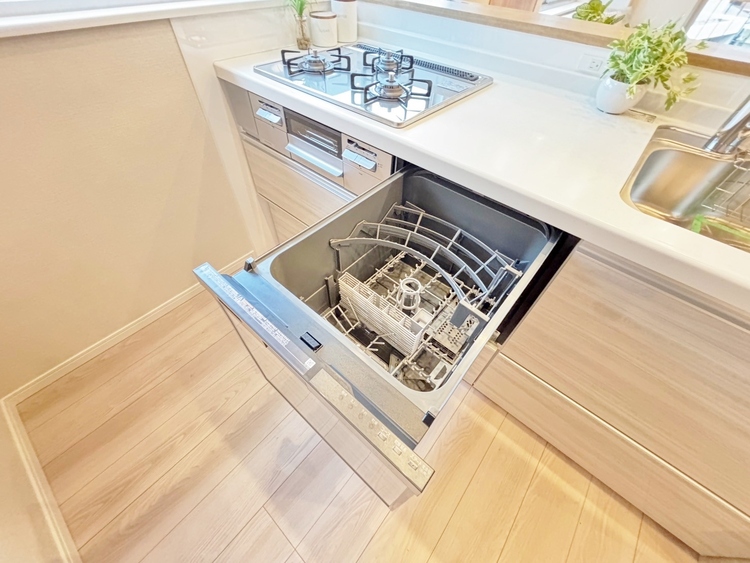 設備 家事の時短に役立つ食洗機。省スペースのビルトインタイプを採用致しました。