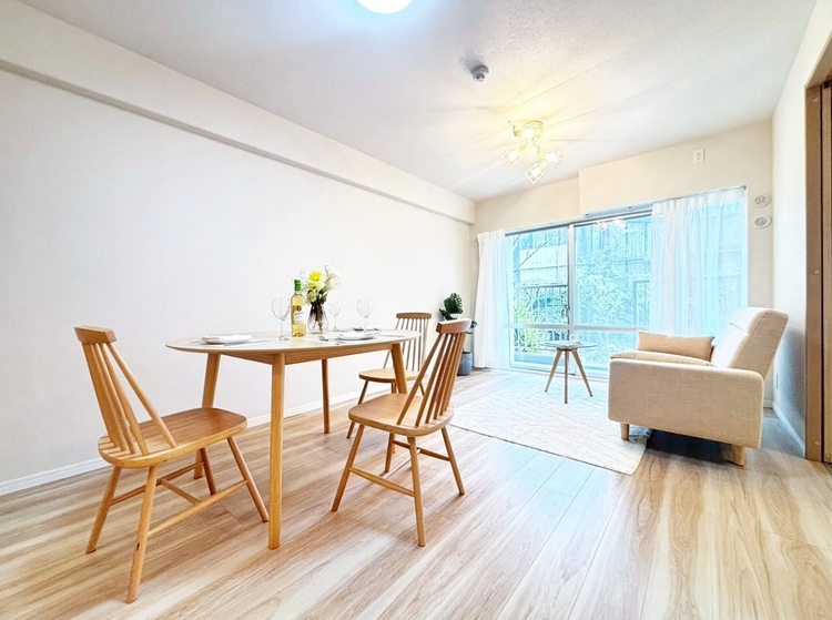 居間 忙しく過ぎゆく日常を置き去るほど、ゆったりした時間が流れるリビング。