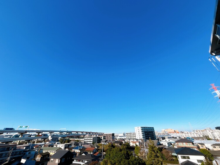 バルコニー 窓を開けると広がる青空。心をリフレッシュして日々を過ごしていきましょう。