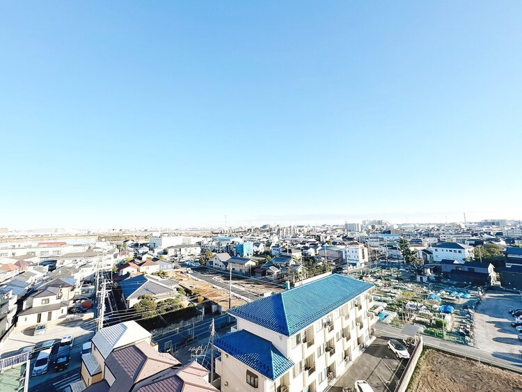バルコニー 窓を開けると広がる青空。心をリフレッシュして日々を過ごしていきましょう。