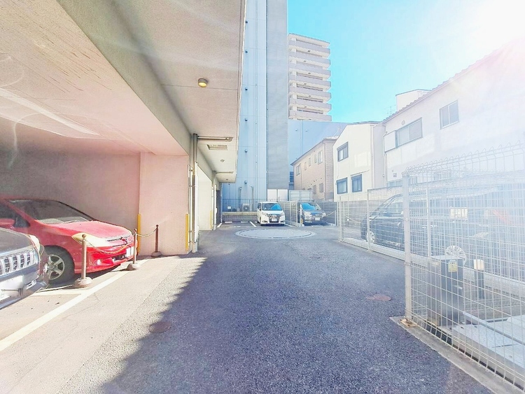 駐車場 本物件の駐車スペースです。車種制限のある場合もございますので、お気軽にお問い合わせくださいませ。