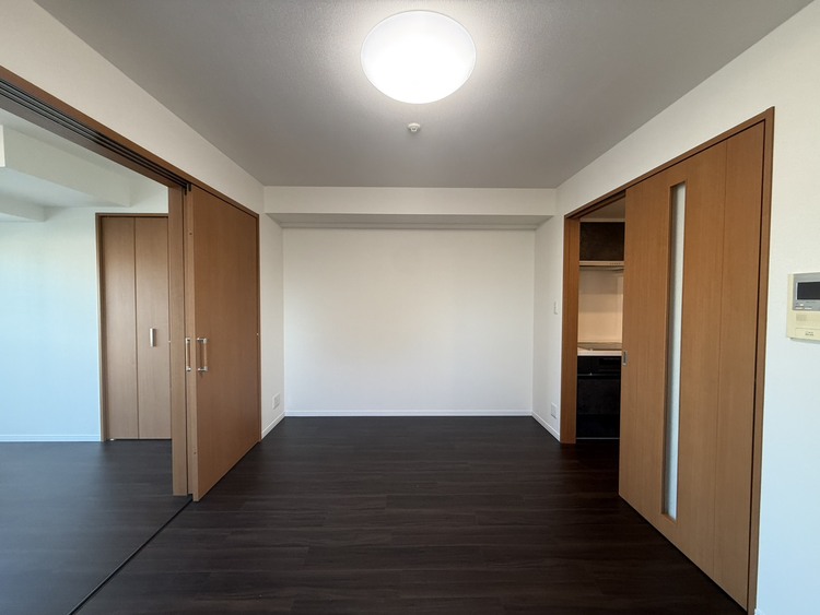 居間 居心地の良い空気感は、暮らしのステージを彩り、心からのやすらぎと満足感を与えてくれます。