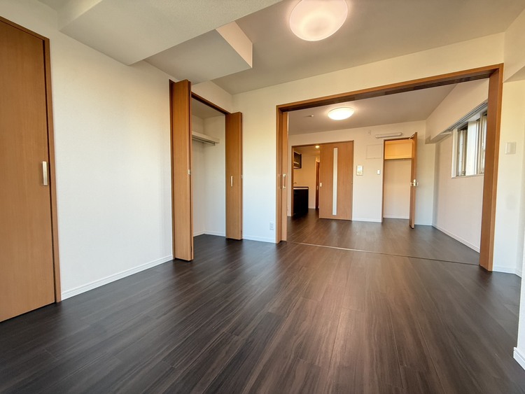 寝室 ベッドも十分に設置するスペースがあります。