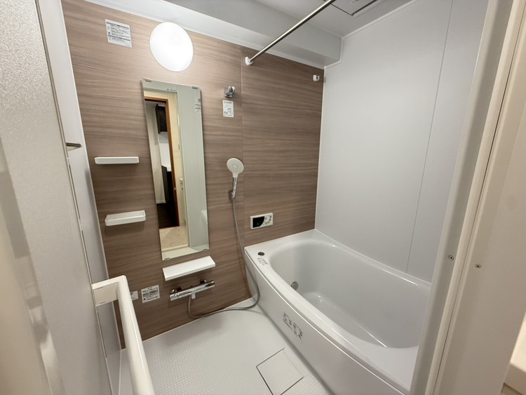 風呂 一日の疲れを癒すバスルームは、心地よいリラックスを叶える清潔感溢れる空間です。