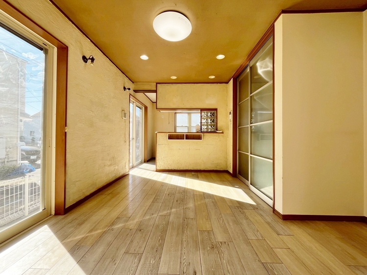 居間 忙しく過ぎゆく日常を置き去るほど、ゆったりした時間が流れるリビング。