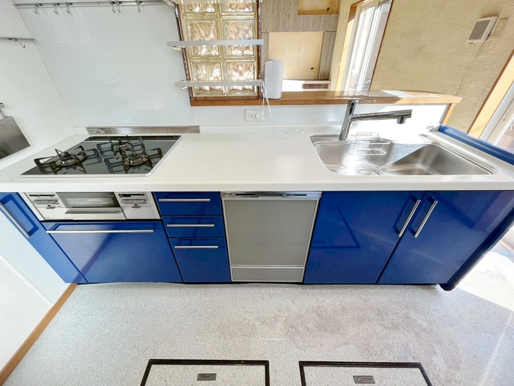 キッチン スマートな意匠と充実の機能を備えたキッチンが、暮らしにおいしい彩りを添えます。