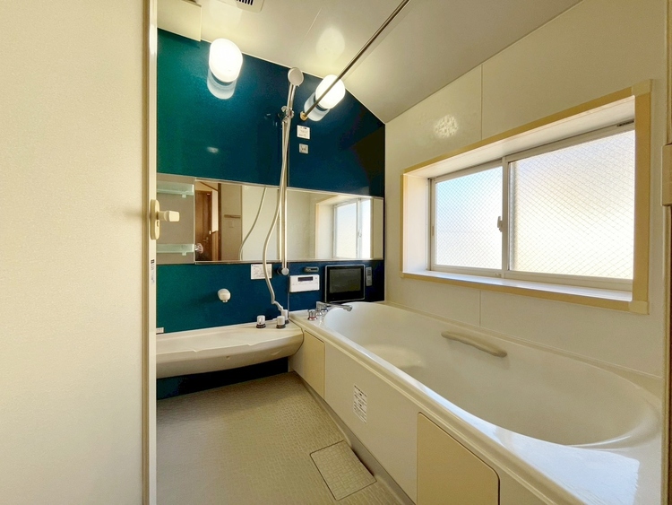 風呂 一日の疲れを癒すバスルームは、心地よいリラックスを叶える清潔感溢れる空間です。