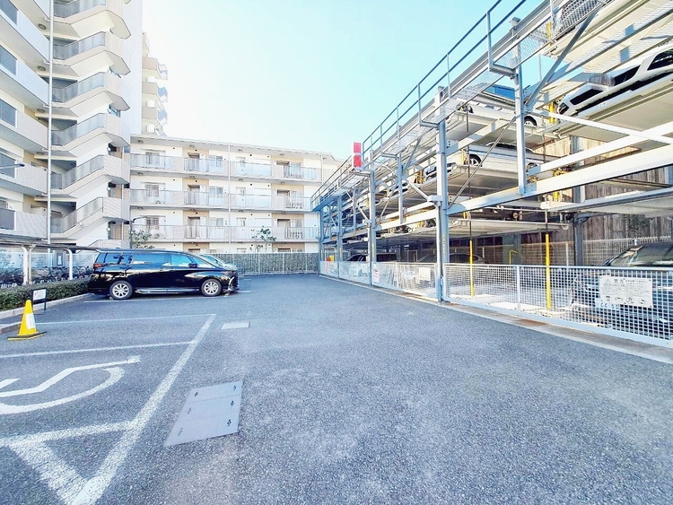 駐車場 本物件の駐車スペースです。車種制限のある場合もございますので、お気軽にお問い合わせくださいませ。