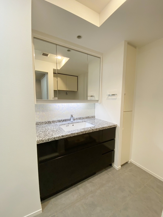 その他 清潔感を感じられる洗面化粧台。