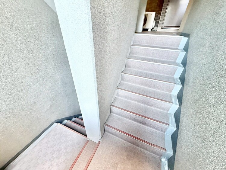 その他 共用部の階段です。明るく清潔に管理されています。