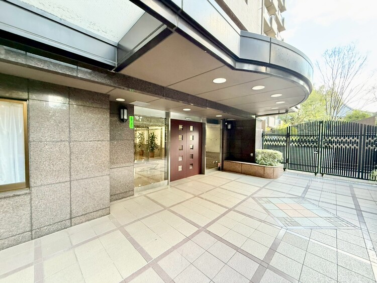 その他 上質感漂う玄関アプローチです。