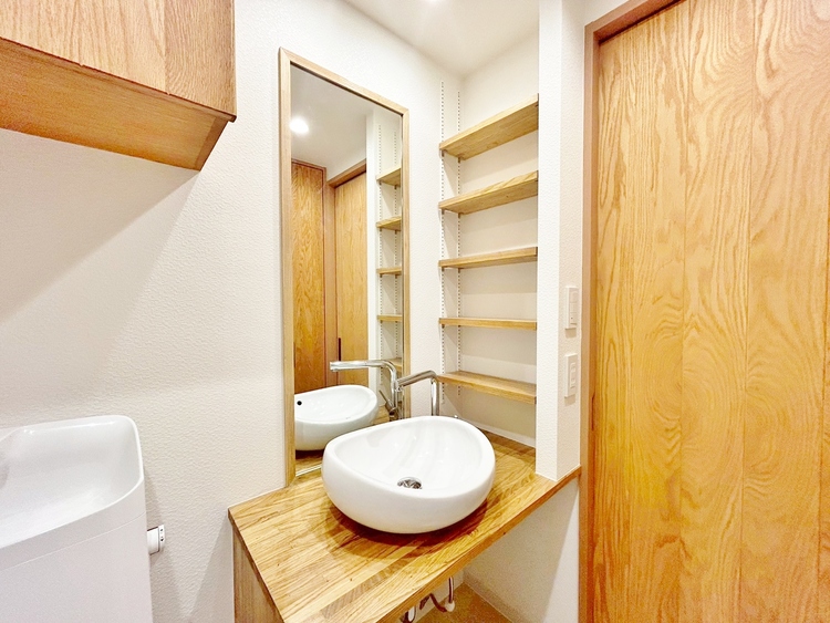 その他 清潔感を感じられる洗面化粧台。