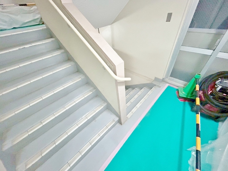 その他 共用部の階段です。明るく清潔に管理されています。