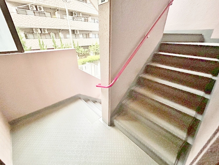 その他 共用部の階段です。明るく清潔に管理されています。