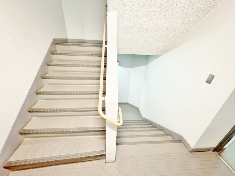 その他 共用部の階段です。明るく清潔に管理されています。