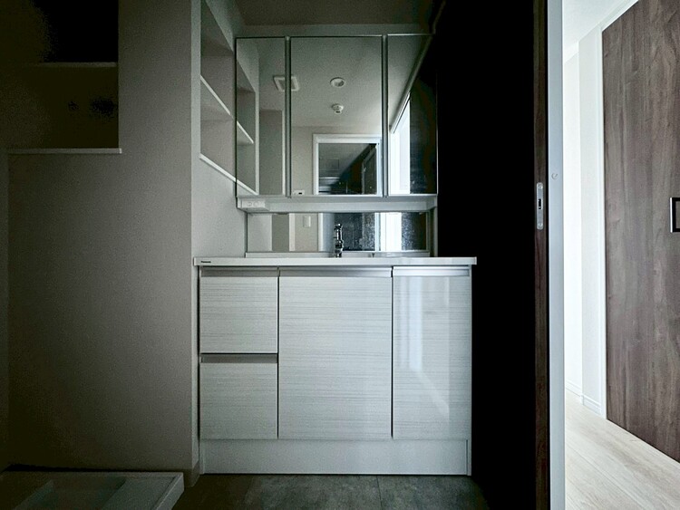 その他 清潔感を感じられる洗面化粧台。