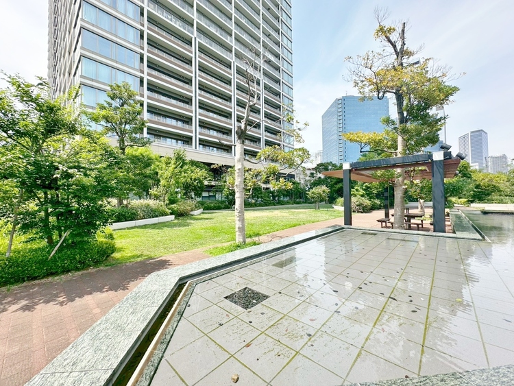 その他 マンションの敷地内には、中庭もございます。