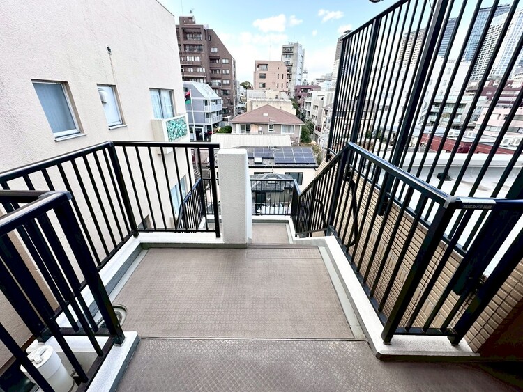 その他 共用部の階段です。明るく清潔に管理されています。