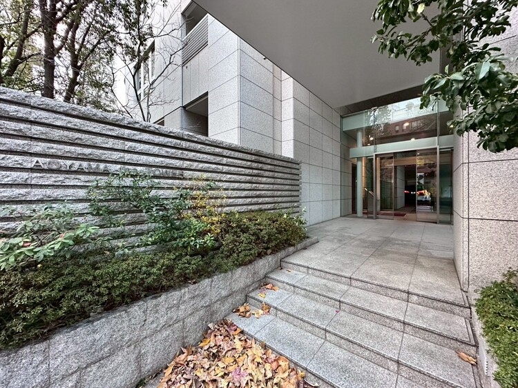 その他 上質感漂う玄関アプローチです。