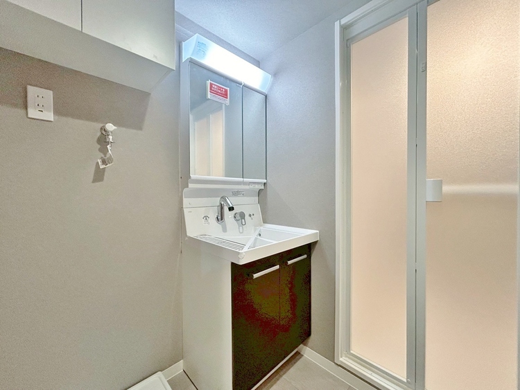 その他 清潔感を感じられる洗面化粧台。