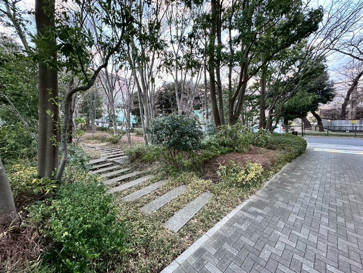 その他 マンションの敷地内には、中庭もございます。