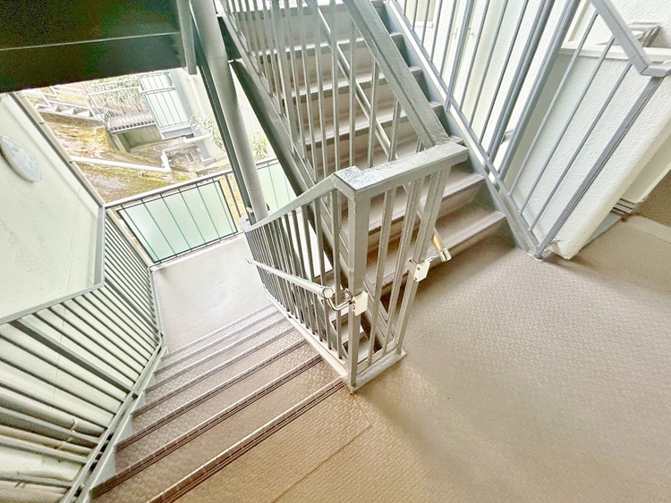 その他 共用部の階段です。明るく清潔に管理されています。