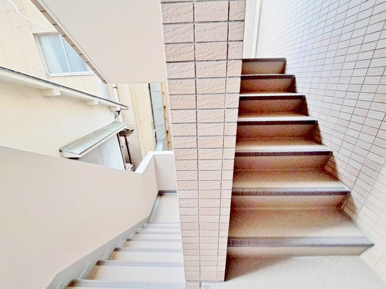 その他 共用部の階段です。明るく清潔に管理されています。