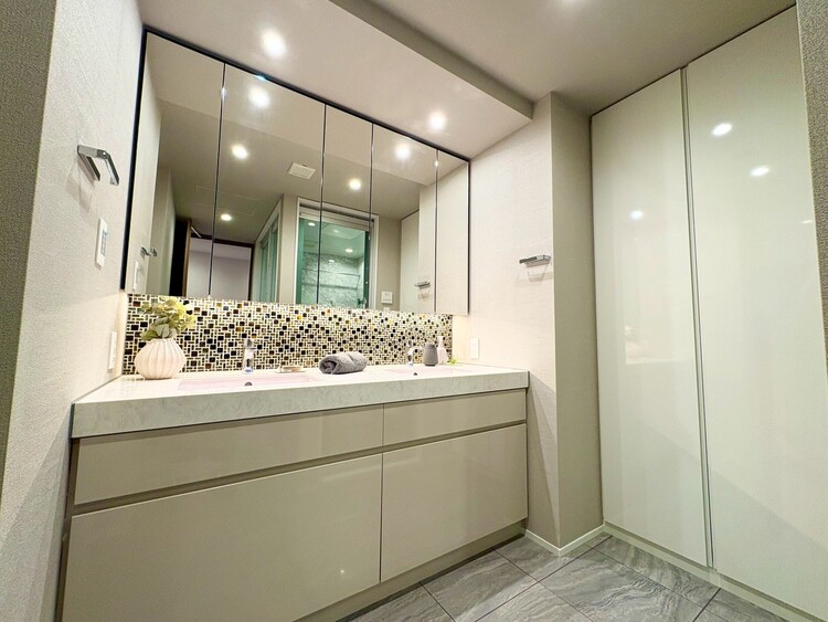 その他 清潔感を感じられる洗面化粧台。