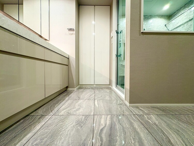 その他 十分な広さの脱衣所。