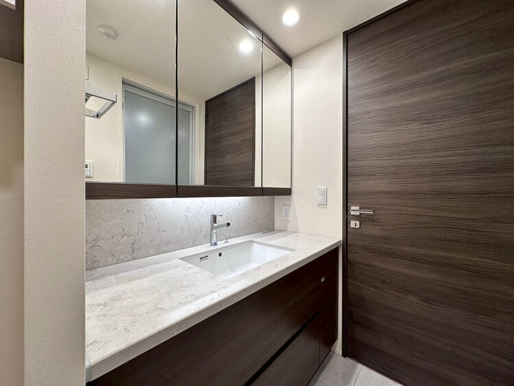 その他 清潔感を感じられる洗面化粧台。