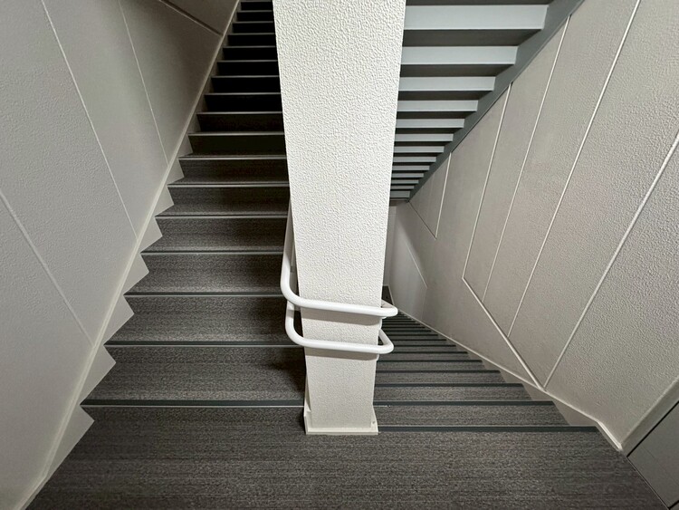 その他 共用部の階段です。明るく清潔に管理されています。