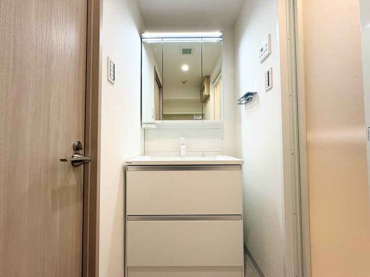 その他 清潔感を感じられる洗面化粧台。