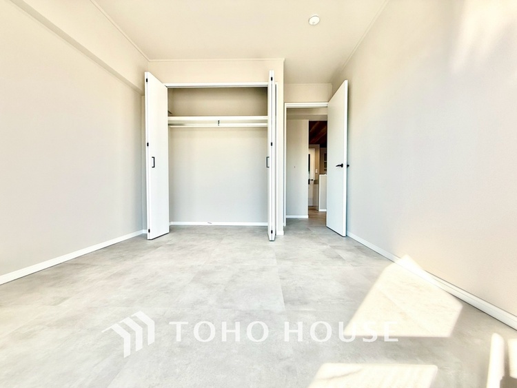 内装 ◆間接照明◆オレンジ色の光が僕達を大人な気分にさせる。静かで優しく語りかけるその光は、今日の終わりを告げてくれ、でも明日にはいい事が必ず来るよ。そんな囁きが聞こえてくる