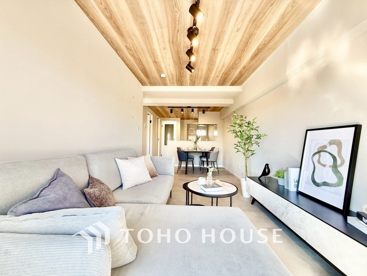 内装 ◆リビング◆たくさんの窓から注ぐ太陽の光。時間の経過とともに光と影のコントラストがこの空間のムードを変え、部屋に変化と温もりをもたらしてくれる。