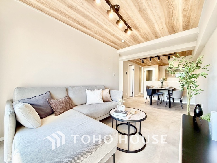 内装 ◆今宵の食卓◆ダウンライトに反射するグラスを眺めながらワインを注ぐ。トクトクと心地いい音をさせながら、フランスの古城を思わせる薫りがたちこめ、とても幸せな時を過ごせる。