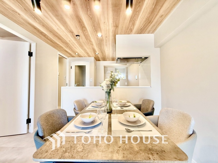 内装 ◆窓を開けると◆冷涼な風、そよぐリビング。だんらんの場所はここから始まり、ここで終わる。家族の笑顔が集う素敵な場所だから、こだわり抜いた思いが詰まっているのだと思う。