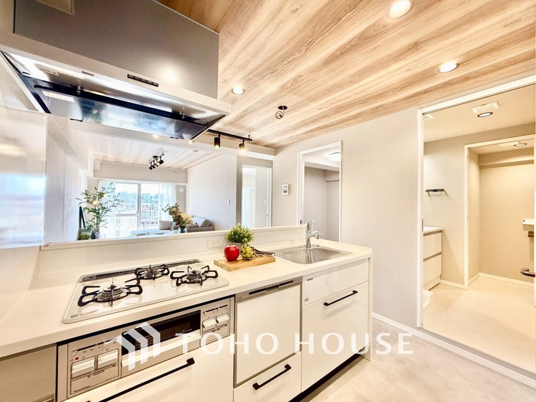 キッチン ◆キッチン◆美しく使いやすいキッチンは油汚れが簡単に拭き取れる素材で加工されており、浄水器シャワーから流す水の音を軽減する静かなシンクを採用。見えないところにさり気ない配慮が嬉しいですね