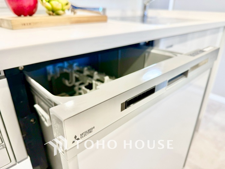 キッチン ◆今宵の食卓◆ダウンライトに反射するグラスを眺めながらワインを注ぐ。トクトクと心地いい音をさせながら、フランスの古城を思わせる薫りがたちこめ、とても幸せな時を過ごせる。